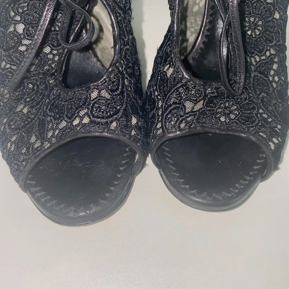 Manolo Blahnik Black Lace Leather High Heels 38 - Picture 10 of 10